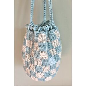 The Knotty Ones crochet blue/white drawstring bucket bag Menulis